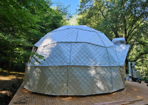 Détail de l'isolant multicouche du dôme géodésique isolé 4 saisons Tipi Tente, garantissant une isolation thermique et acoustique optimale.